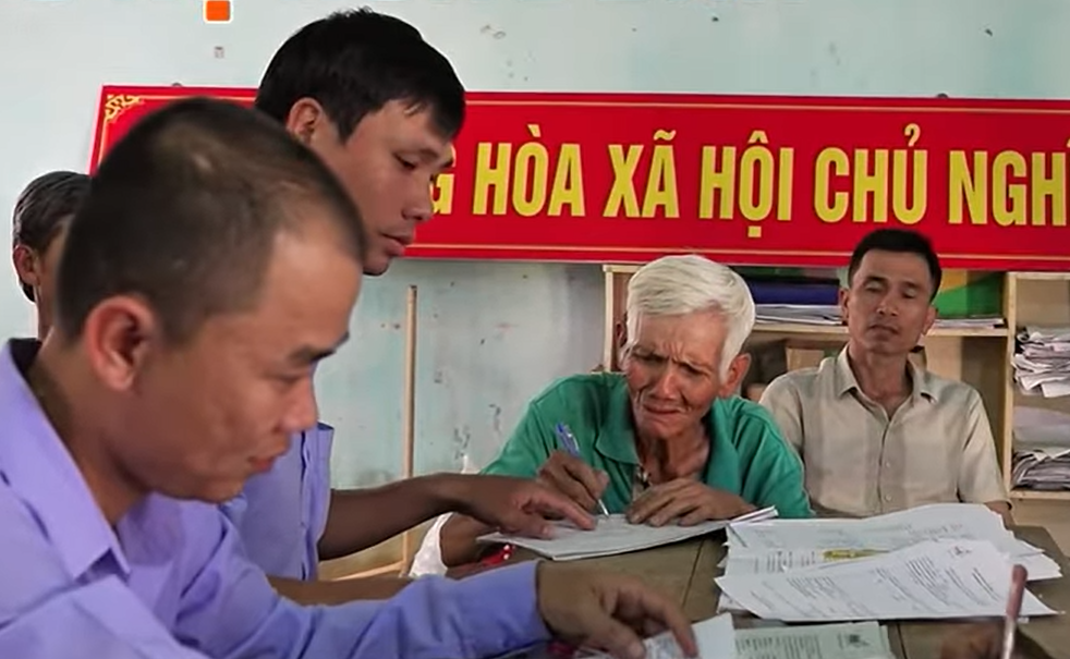 Nông dân ký hợp đồng với KCP